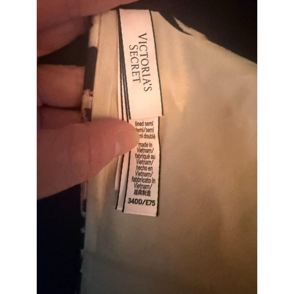 Victoria’s Secret Wireless Bra size 34DD - Picture 2 of 3